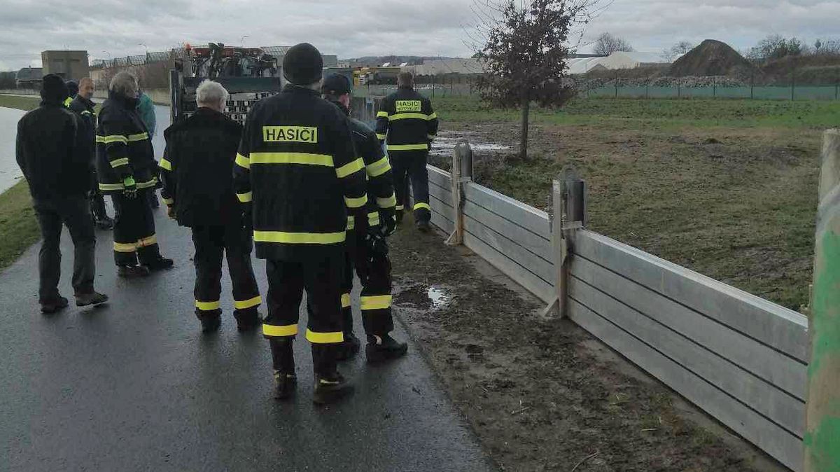 V Moravičanech preventivě zahradili otvory v protipovodňových hrázích